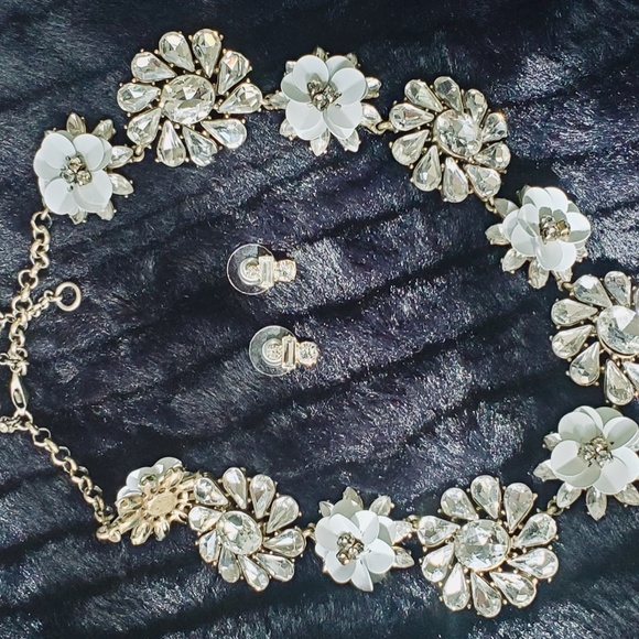 Ann Taylor Flower Necklace - Picture 10 of 12